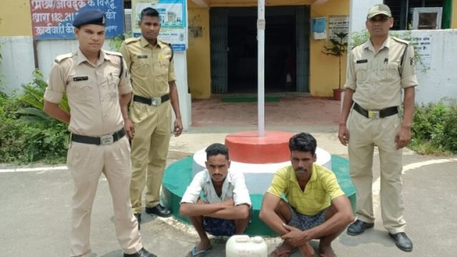 08 लीटर महुआ शराब के साथ 02 आरोपी गिरफ्तार