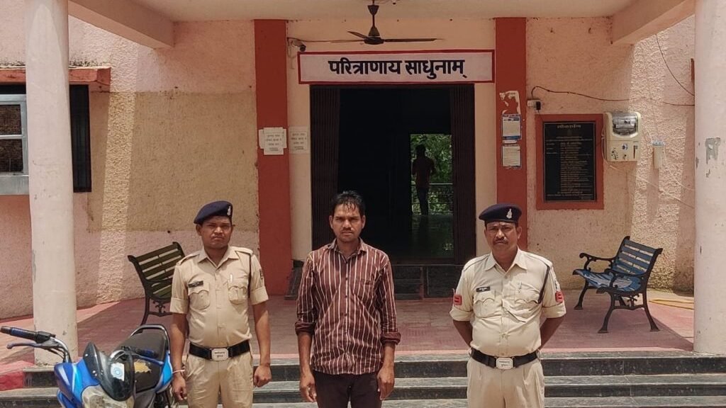 10 लीटर अवैध महुआ शराब के साथ एक आरोपी चढ़ा पुलिस के हत्थे