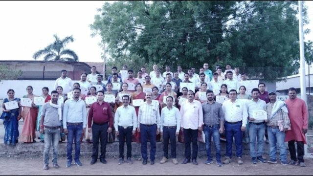 100 दिवसीय भाषा एवं गणितीय कौशल विकास अभियान के तहत कर्मठ एवं सक्रिय शिक्षकों का हुआ सम्मान