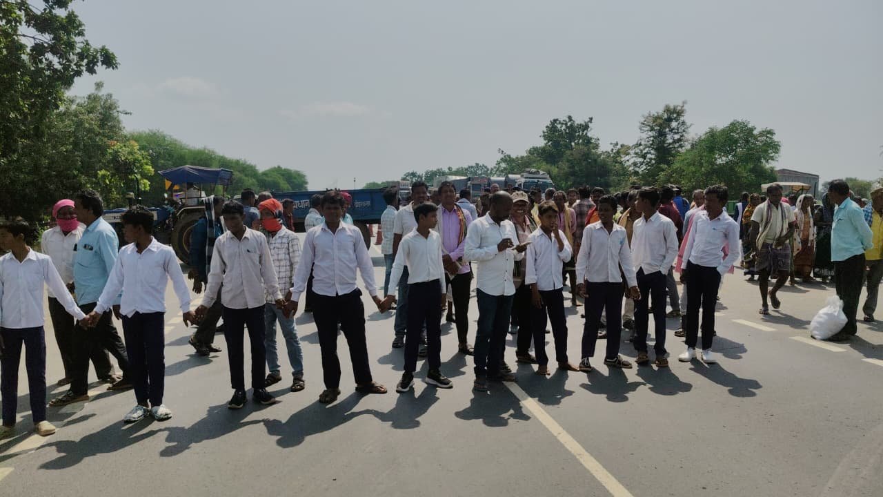 भगतदेवरी के पास राष्ट्रीय राजमार्ग पर प्रदर्शन करते हुए ग्रामीण और छात्र