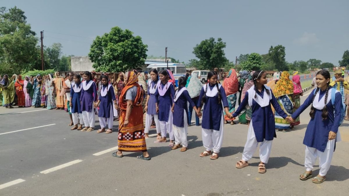 शिक्षकों की कमी के विरोध में चक्काजाम, 1 घंटे से अधिक थमा रहा एनएच-53