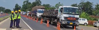 एनएच-53 पर चक्काजाम के दौरान सड़क पर खड़े वाहन और सुरक्षाकर्मी