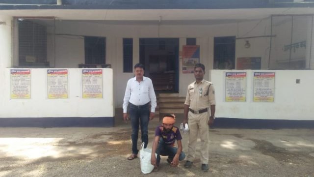 15 लीटर हाथ भट्टी की कच्ची शराब के साथ एक आरोपी गिरफ्तार।