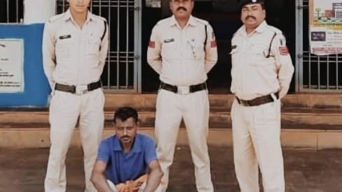 30 नग देसी और 10 नग विदेशी शराब के साथ एक आरोपी गिरफ्तार।