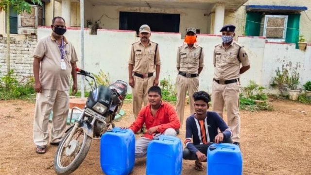 90लीटर अवैध महुआ शराब के साथ 02आरोपी गिरफ्तार। बलौदा चौकी टीम की कार्यवाही।