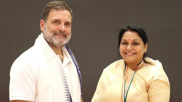अभनपुर प्रशिक्षण शिविर: राहुल गांधी से मिलीं जिला अध्यक्ष तारिणी चंद्राकर, संगठन मजबूती का मिला मंत्र।