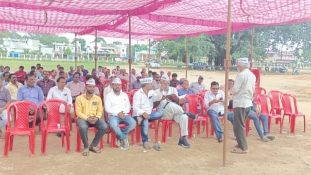 अधिकारी कर्मचारी फेडरेशन छुरा के हड़ताल के बीच पहुंच आप पार्टी के नेता
