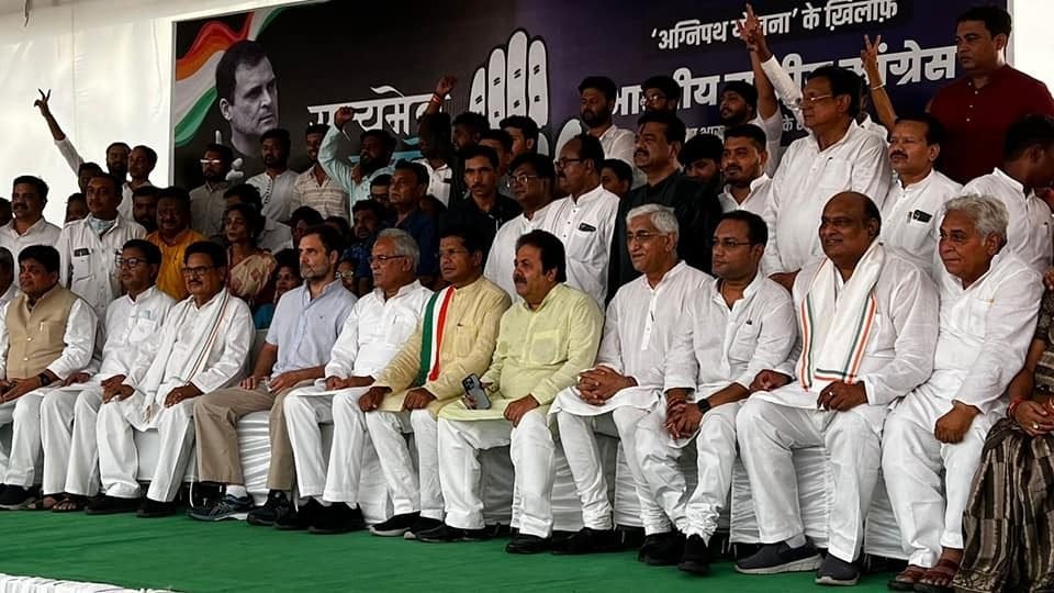 अग्निपथ योजना के खिलाफ दिल्ली में सत्याग्रह में शामिल हुए संसदीय सचिव