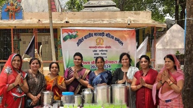 अखिल भारतीय मारवाड़ी महिला सम्मेलन शाखा पिथौरा के द्वारा किया गया शर्बत का वितरण