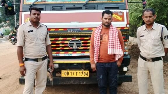 अवैध कबाड़ के परिवहन पर कोमाखान पुलिस ने कसा शिकंजा।8 लाख 26 हजार का कबाड़ जप्त।