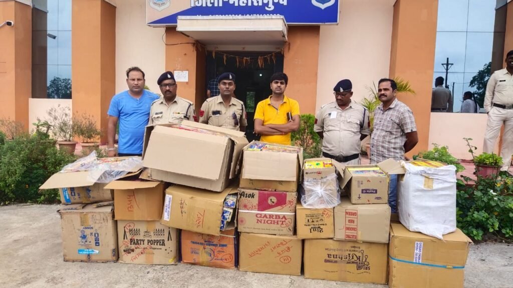 अवैध रूप से रखे हुए पटाखों पर खल्लारी पुलिस की कार्यवाही। 4 लाख 64 हजार के फटाके हुए जप्त।