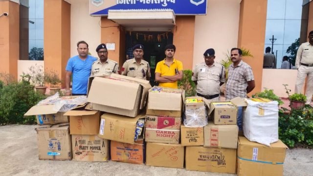 अवैध रूप से रखे हुए पटाखों पर खल्लारी पुलिस की कार्यवाही। 4 लाख 64 हजार के फटाके हुए जप्त।