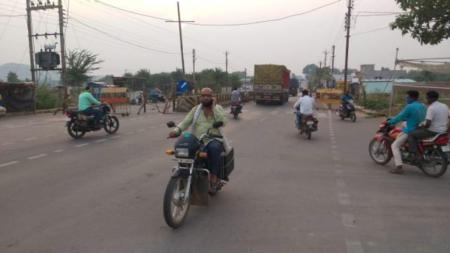बागबाहरा : एकल रोड से आवाजाही होने पर बढ़ रही है दुर्घटना की संभावना। स्थानीय प्रशासन नहीं दे रहा है ध्यान ।