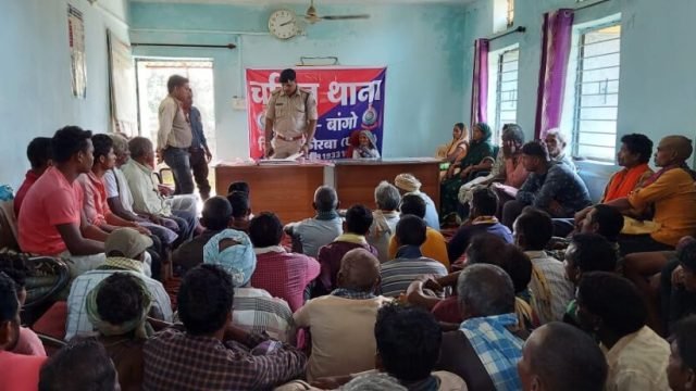 बांगो:चलित थाना से ग्रामीण हो रहे जागरूक,निरीक्षक राजेश पटेल ने हाथी प्रभावित क्षेत्र के ग्रामीणों को दी समझाईश।