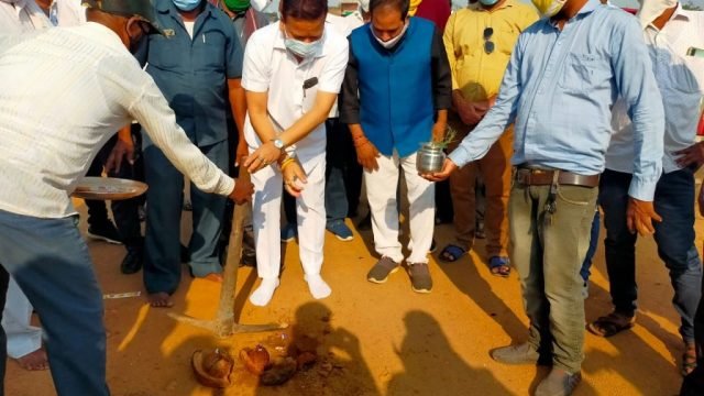 बावनकेरा से चिरको तक तीन किमी तक बनेगी सड़क । संसदीय सचिव ने सड़क निर्माण के लिए किया भूमिपूजन।