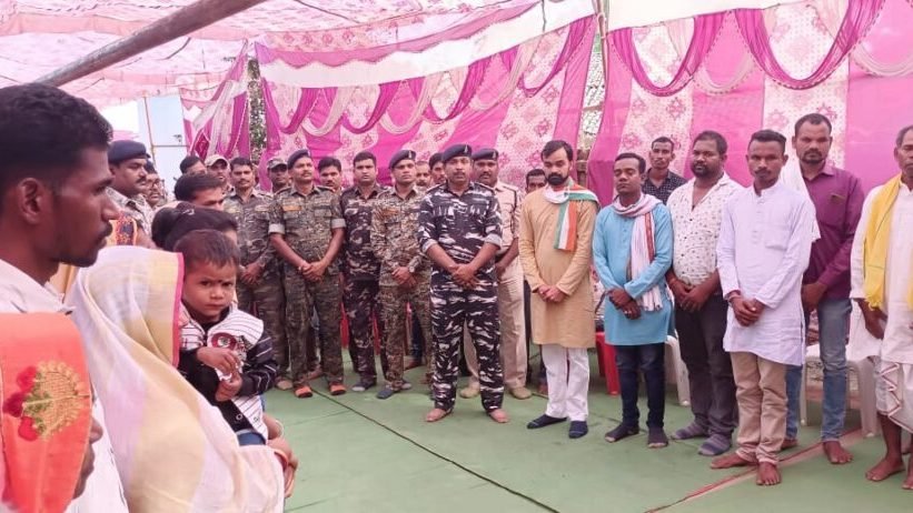 बीजापुर नक्सल प्रभावित तर्रेंम थाना क्षेत्र के जोन्नागुड़ा के जंगल में शहीद हुए वीरशहीदसुखसिंह_फरस के वीरता एवं शहादत को परिवारजन के साथ मिलकर दी गई श्रद्धांजलि