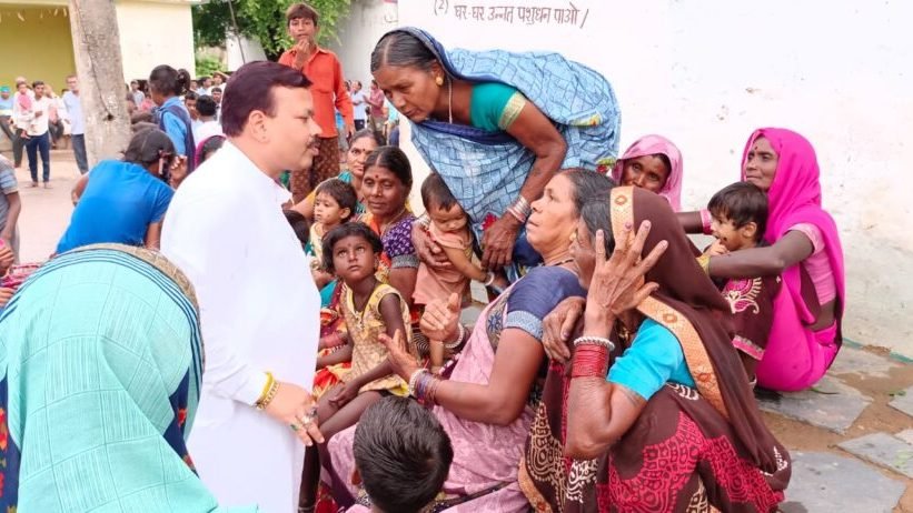 बड़गांव में ग्रामीणों की समस्याओं से रूबरू हुए संसदीय सचिव