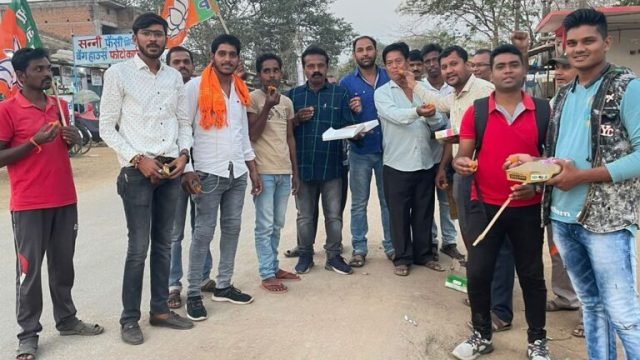 भाजपा मंडल कोमाखान के सदस्यों ने आतिशबाजी एवं मिठाई वितरण कर मनाया चार राज्यों के जीत का जश्न