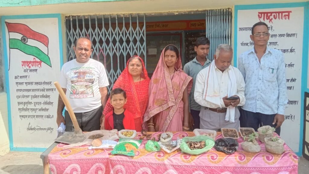 भालुओं को मिलेंगे अब मीठे बेर : सैकड़ों ग्रामीणों ने पहाड़ी पर मनाया विश्व पर्यावरण दिवस।
