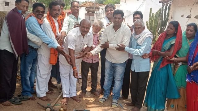 भेख लाल साहू जनपद उपाध्यक्ष ने किया सी सी रोड का भूमिपूजन ।