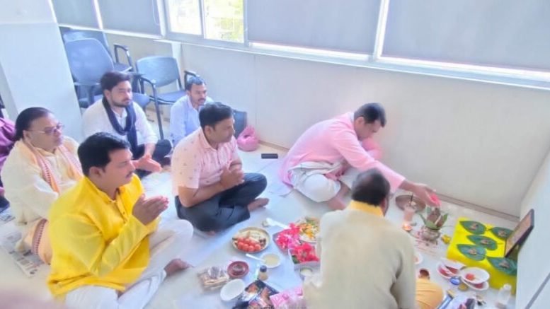 बजाज एलायंस बीमा कंपनी के कार्यालय में नव वर्ष के अवसर पर हुई पूजा