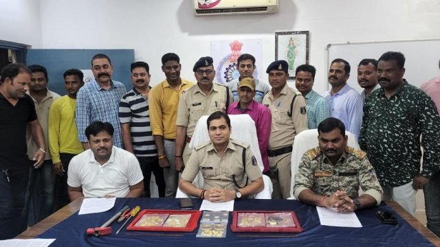 बसना के बुलबुल ज्वेलरी शॉप में हुई चोरी का हुवा खुलासा।