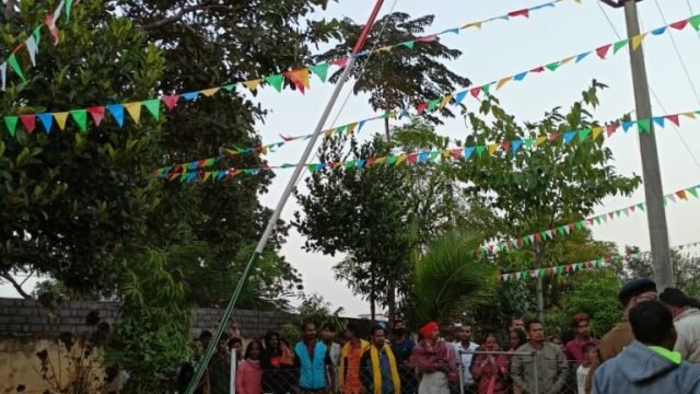 छात्रा की झंडा उतारने के दौरान करेंट के संपर्क में आने से मौत एक अन्य छात्रा घायल