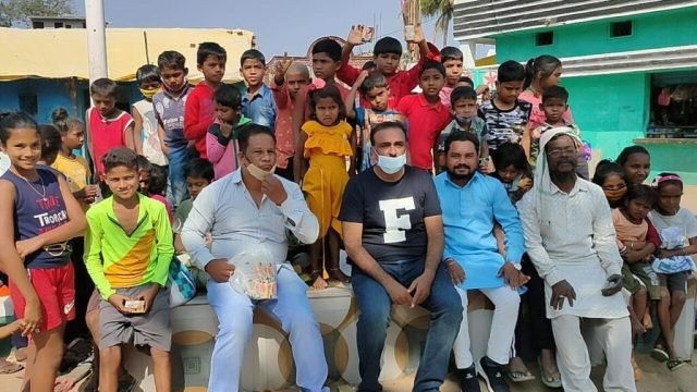 छेर छेरा तिहार के अवसर पर नपा अध्यक्ष मेमन ने बच्चों को बांटे जिले वासियों को दी छेर छेरा की बधाई