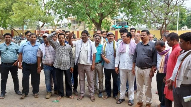 छत्तीसगढ़ कर्मचारी अधिकारी फेडरेशन के द्वारा अनुविभागीय अधिकारी (राजस्व) को सौंपा गया ज्ञापन,
