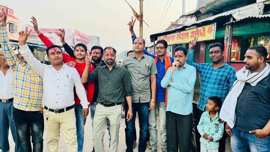 छुरा नगर में भाजपा कार्यकर्ताओं ने प्रचण्ड जीत का मनाया जश्न