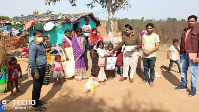 छुरा थाना प्रभारी व समाज सेवी मनोज पटेल देवार परिवार के बीच पहुंच की मदद
