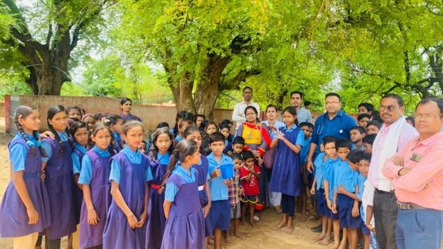 चिरायु दल ने गहन डायरिया नियंत्रण पखवाड़ा में बच्चों को सिखाए ओ.आर.एस. बनाने व हाथ धोने के तरीक़े