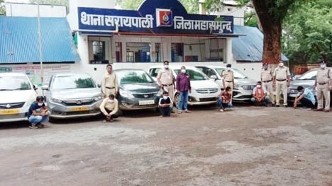 चोरी के संदेह में लग्जरी कारों के साथ 7 आरोपी गिरफ्तार ।