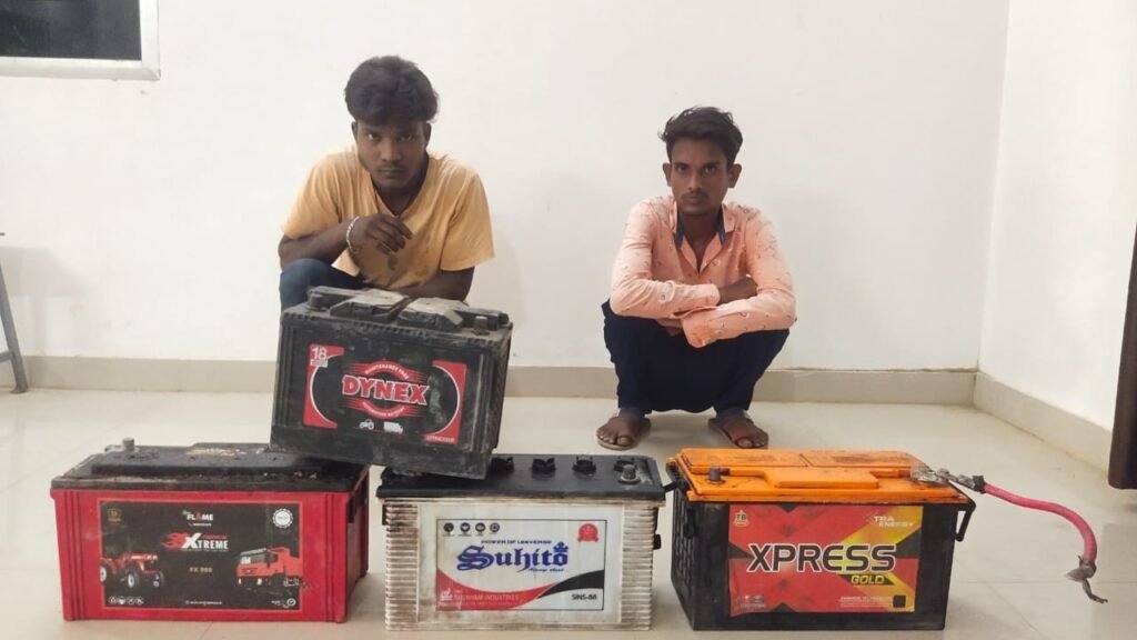 चोरी की 04 नग बैटरी सहित दो आरोपी गिरफतार।