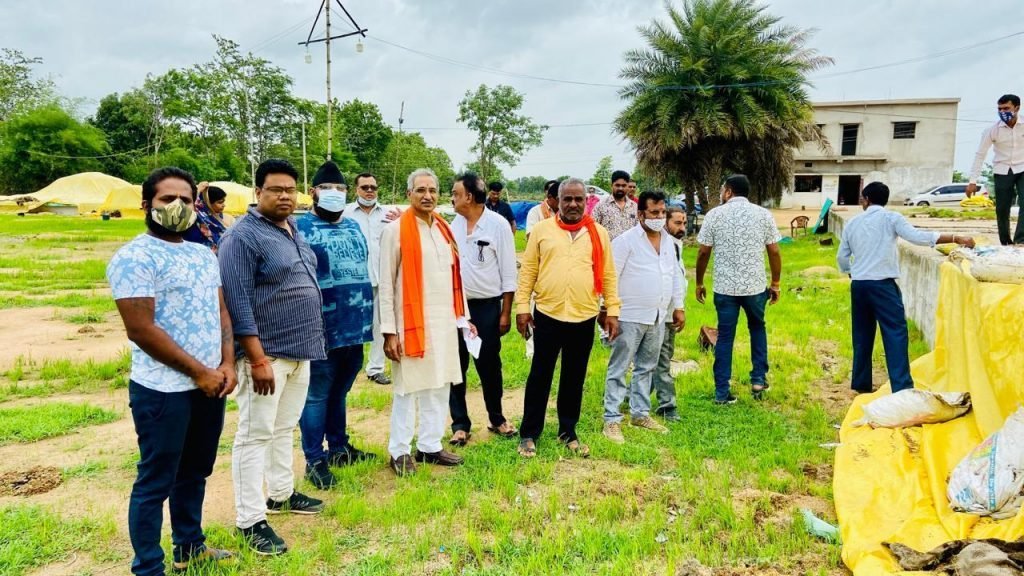 धान खरीदी केंद्रों में चल रही लापरवाही की जांच के लिए पूर्व सांसद पहुंचे कौहाकूड़ा।