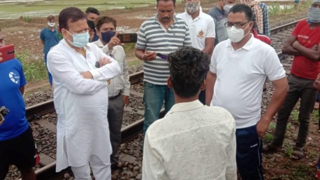 एक ही परिवार के 6 लोगों ने ट्रेन से कटकर की खुदकुशी। संसदीय सचिव विनोद चंद्राकर पहुंचे मौके पर।