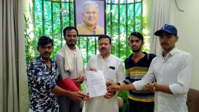 एमएससी में सीट बढ़ाने छात्र नेताओं ने संसदीय सचिव को सौंपा ज्ञापन।