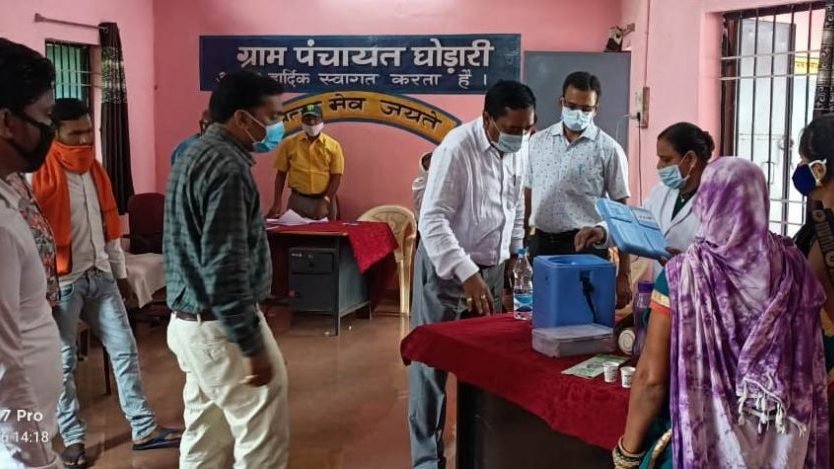 घोड़ारी और बेलसोंडा के टीकाकरण केंद्रों का कलेक्टर ने लिया जायजा।