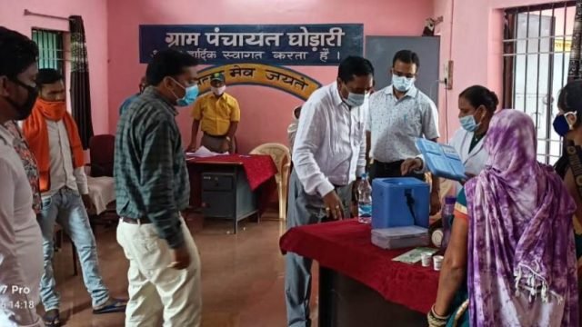 घोड़ारी और बेलसोंडा के टीकाकरण केंद्रों का कलेक्टर ने लिया जायजा।
