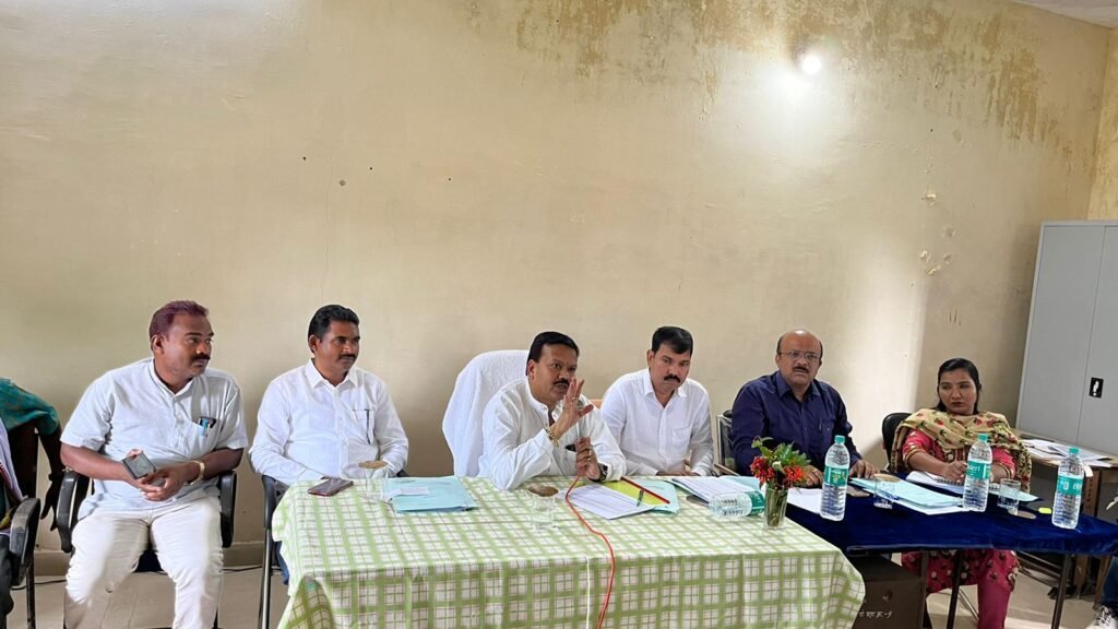 गोधन न्याय योजना के क्रियान्वयन को लेकर संसदीय सचिव ने की समीक्षा