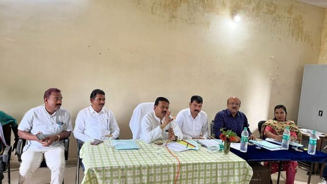 गोधन न्याय योजना के क्रियान्वयन को लेकर संसदीय सचिव ने की समीक्षा