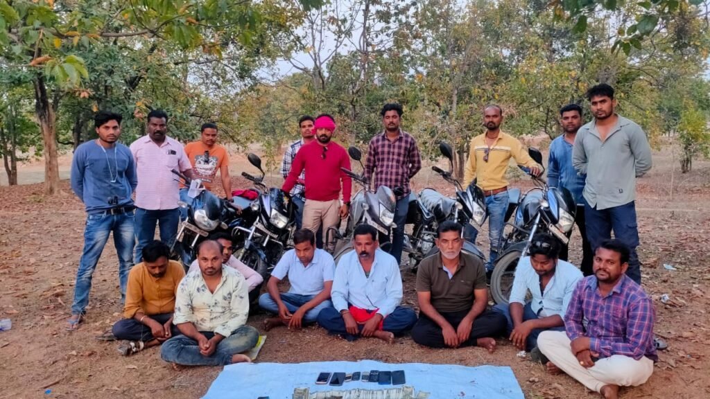 ग्राम बोकरामुड़ा के जंगल में सजे जुआ फड में पुलिस का छापा।