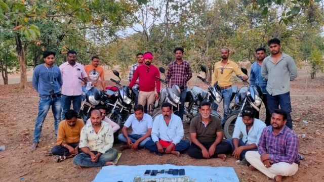 ग्राम बोकरामुड़ा के जंगल में सजे जुआ फड में पुलिस का छापा।