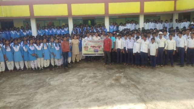 ग्राम नरतोरा में “खाकी के रंग — स्कूल के संग ” का हुआ आयोजन।