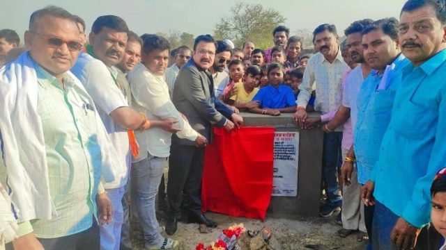 ग्राम सम्हर में नव निर्माण पानी टंकी के लिए संसदीय सचिव द्वारिकाधीश यादव जी के करकमलों से भूमि पूजन हुआ सम्पन्न