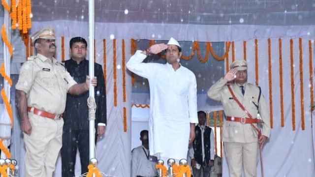 गरियाबंद में संसदीय सचिव विकास उपाध्याय ने ध्वजारोहण कर परेड की ली सलामी…
