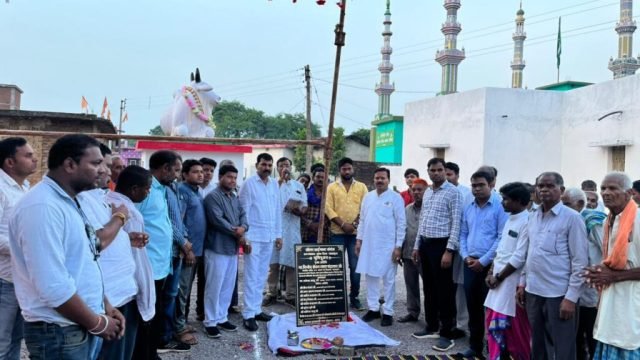 हाईमास्ट लाइट की दूधिया रोशनी से जगमग होंगे गांव संसदीय सचिव ने किया कांपा में हाईमास्ट लाइट के लिए भूमिपूजन