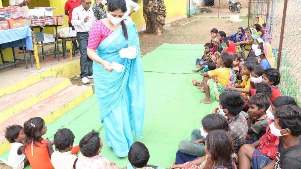 जीत फाउंडेशन : बैगा जनजाति की महिलाओं व बच्चों को किया गया विभिन्न जीवनोपयोगीसामग्रियों का वितरण।