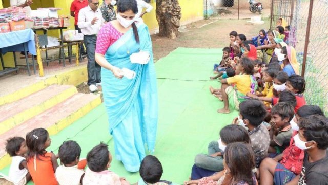 जीत फाउंडेशन : बैगा जनजाति की महिलाओं व बच्चों को किया गया विभिन्न जीवनोपयोगीसामग्रियों का वितरण।