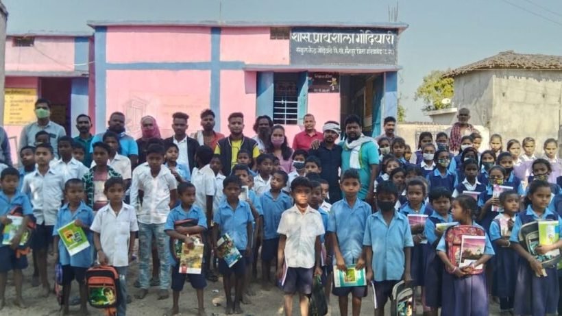 जिला पंचायत अध्यक्ष के दो साल कार्यकाल पुरा होने पर, गुढियारी के स्कूली बच्चों को प्रदान की शैक्षणिक सामग्री।